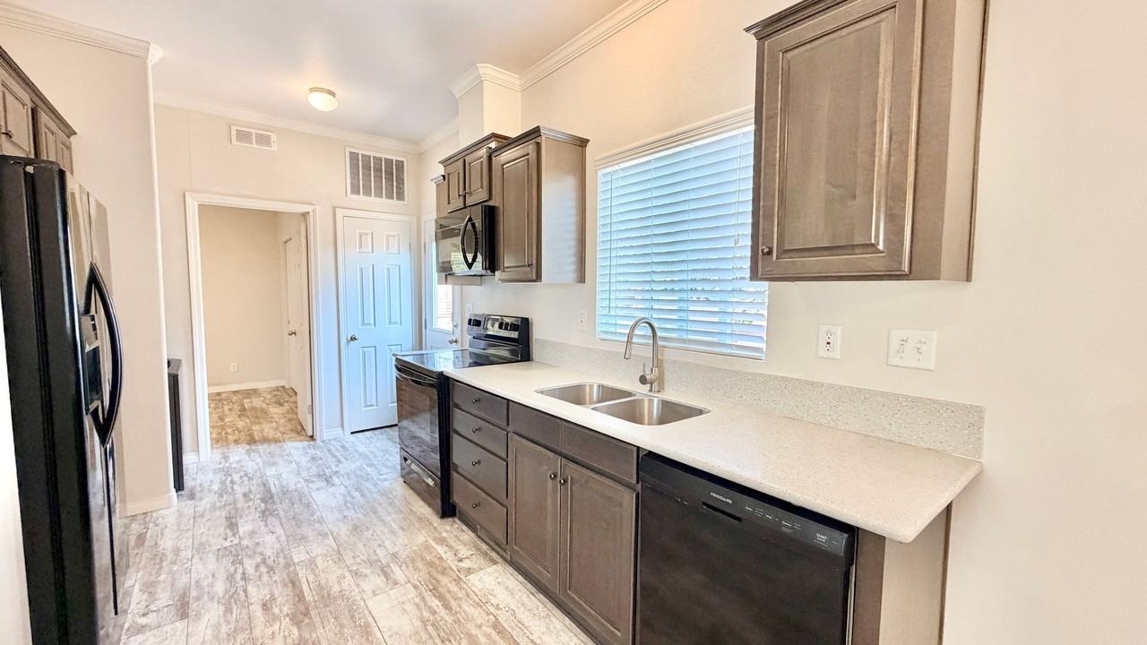 1727 S Hill Ave - Photo 6 of 30