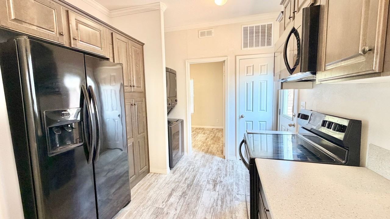 1727 S Hill Ave - Photo 7 of 30