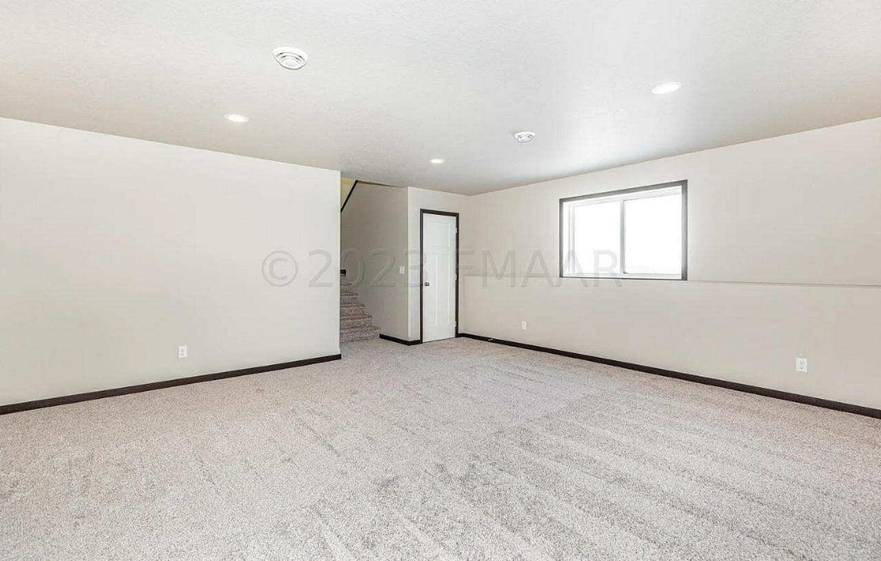1506 Keystone Cir Ne - Photo 3 of 3