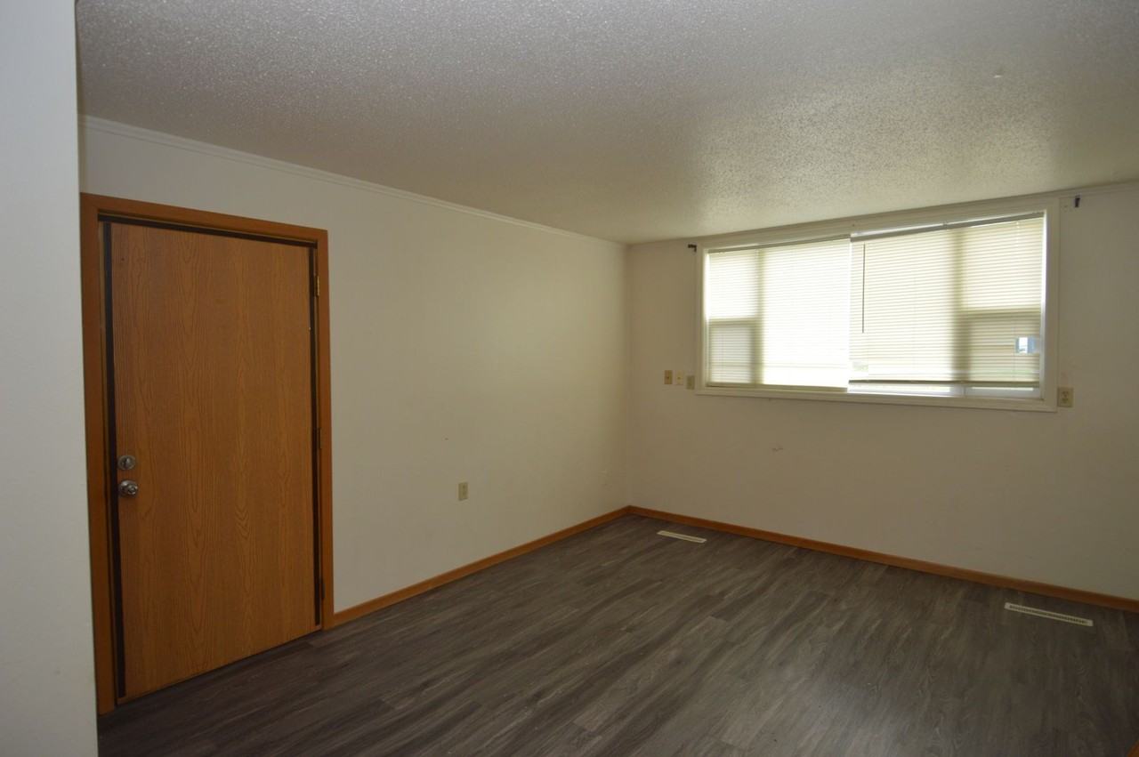 Goelzer-1114 Park Dr. - Photo 2 of 7