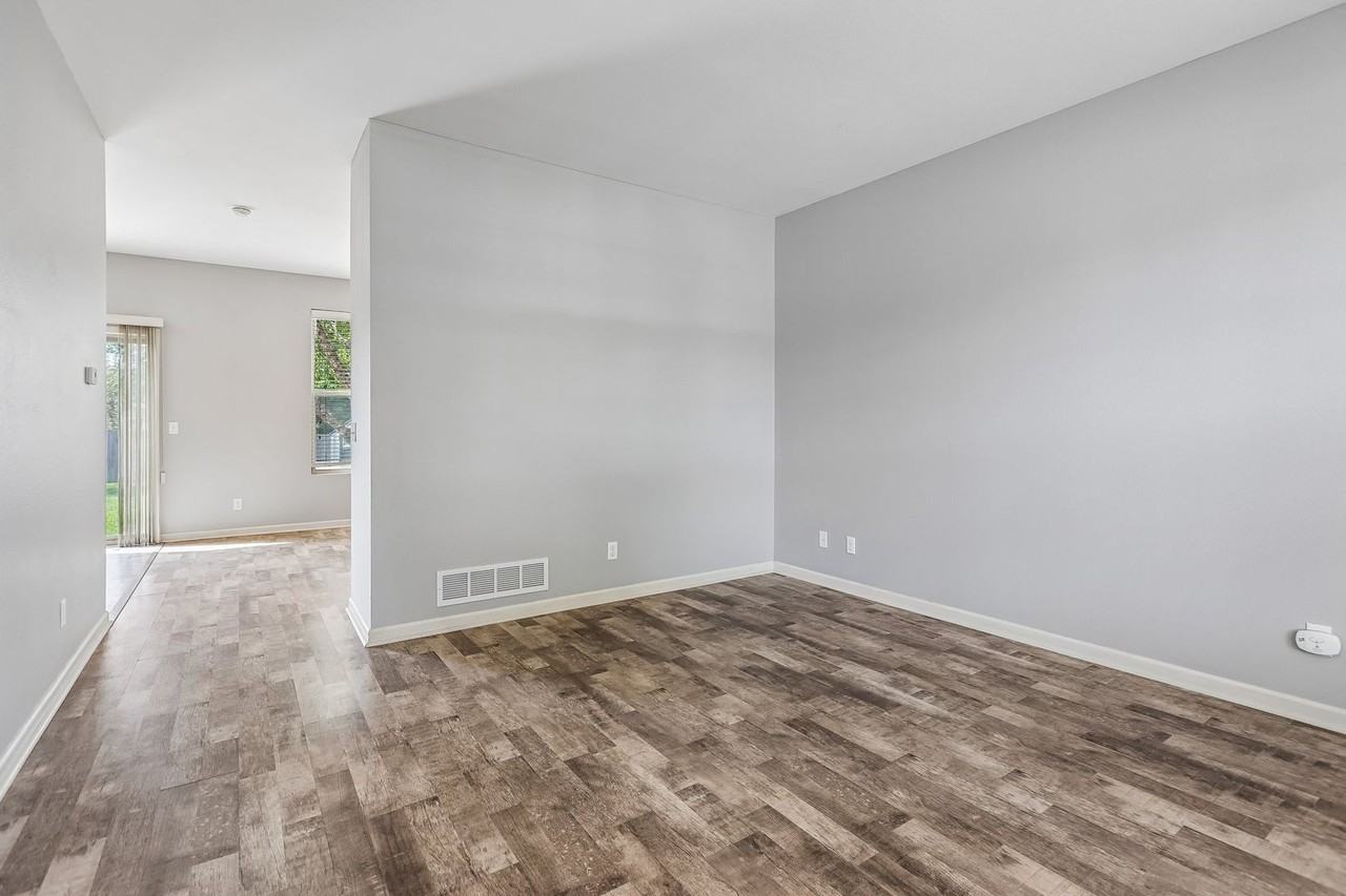15915 Filmore Cir - Photo 4 of 30