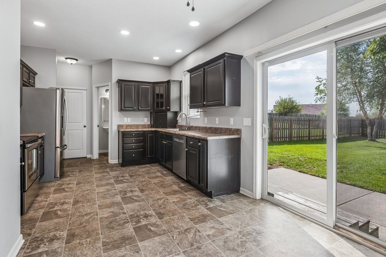 15915 Filmore Cir - Photo 7 of 30