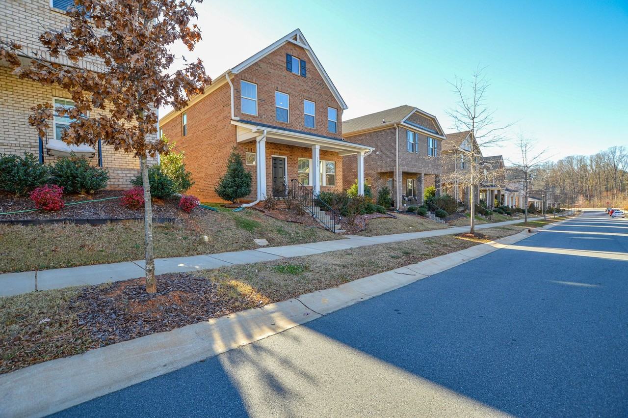 3215 Lisburn St - Photo 3 of 37