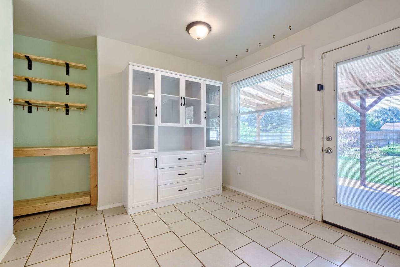 816 Aviation Ave - Photo 4 of 17