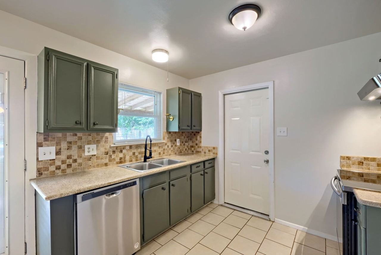 816 Aviation Ave - Photo 5 of 17