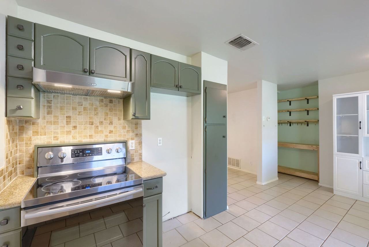 816 Aviation Ave - Photo 6 of 17