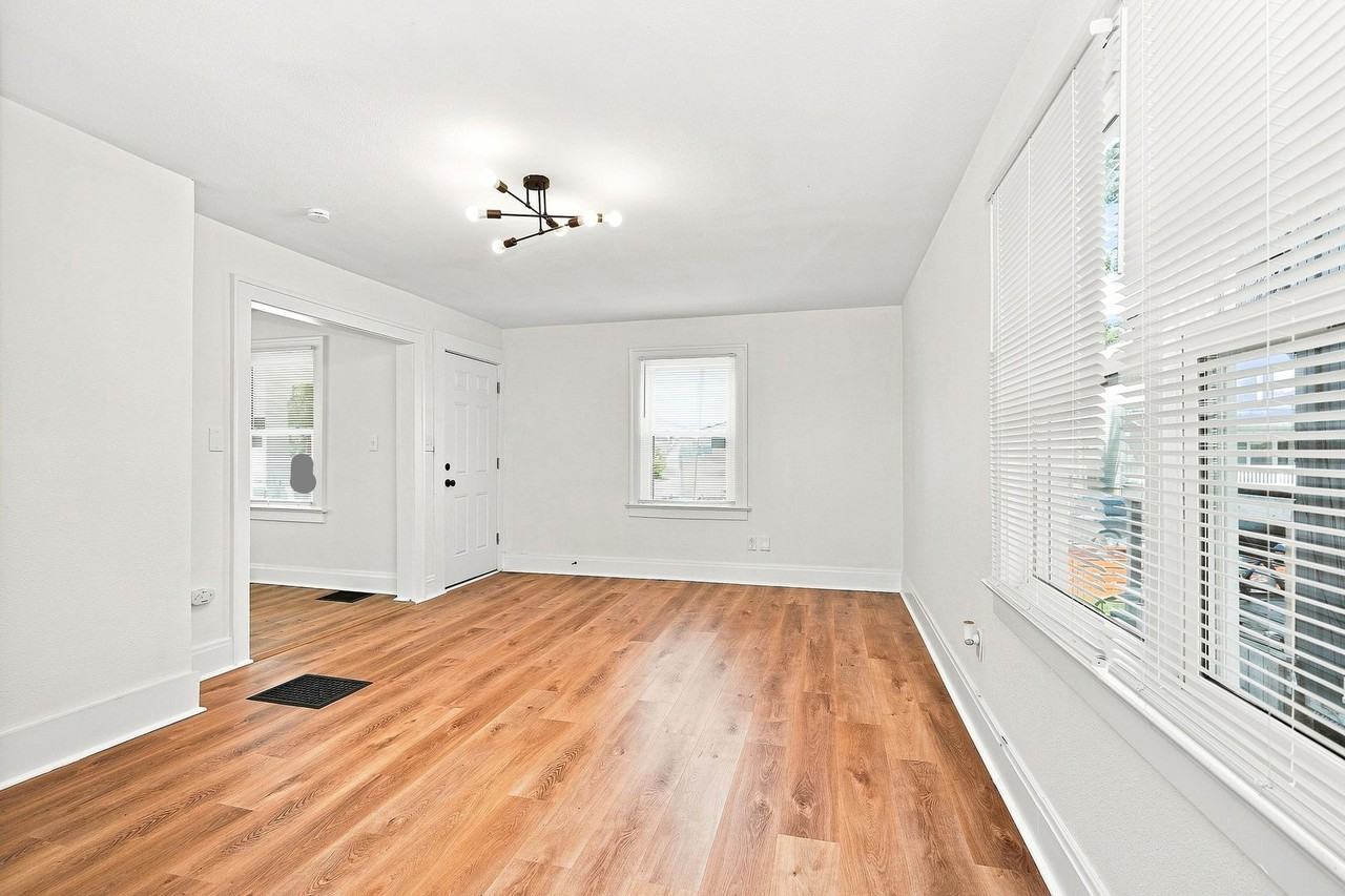 1112 Peters Ave - Photo 4 of 10