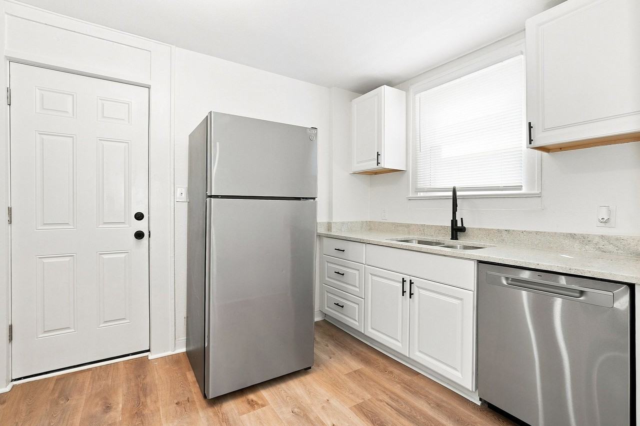 1112 Peters Ave - Photo 6 of 10