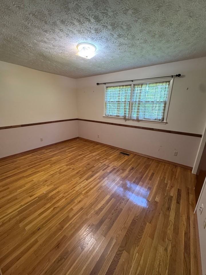 330 Heards Ln - Photo 3 of 9