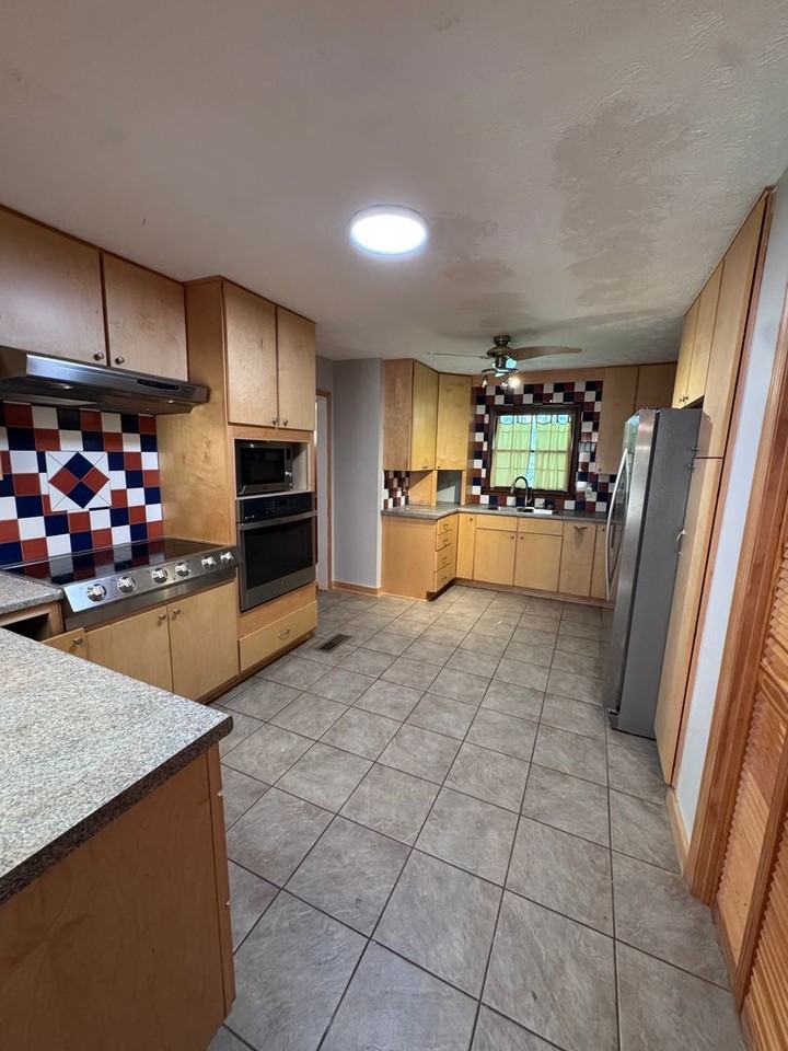 330 Heards Ln - Photo 7 of 9