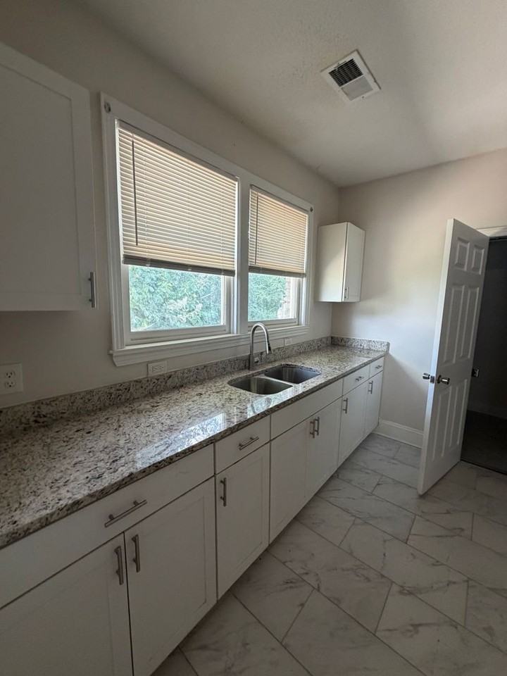 734 Spring St - Photo 4 of 11