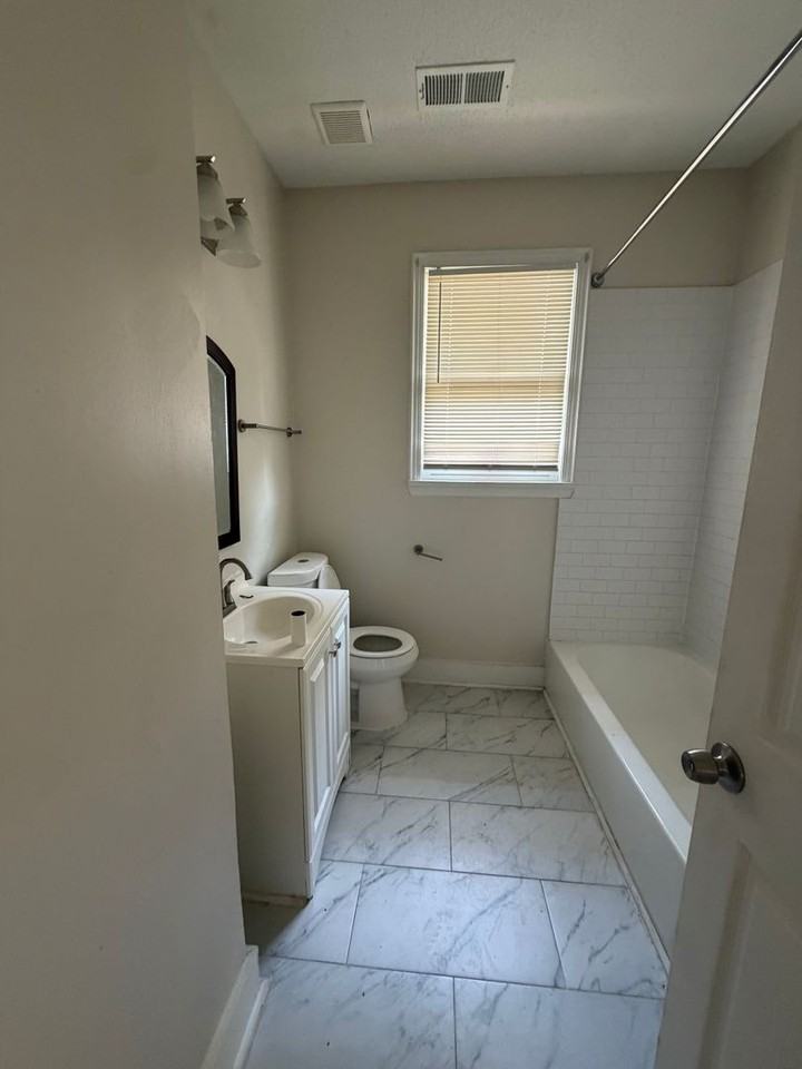 734 Spring St - Photo 7 of 11