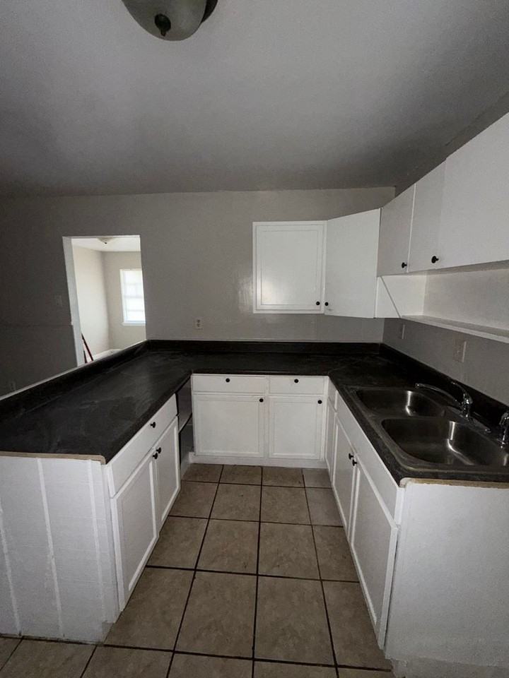 2740 Mcgregor Ave - Photo 4 of 10