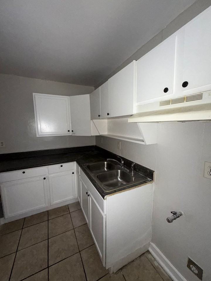 2740 Mcgregor Ave - Photo 7 of 10