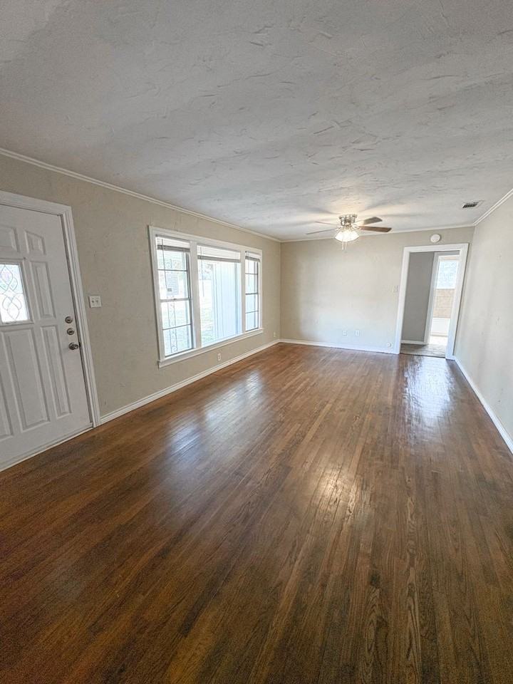 101 E Pirate St - Photo 2 of 12