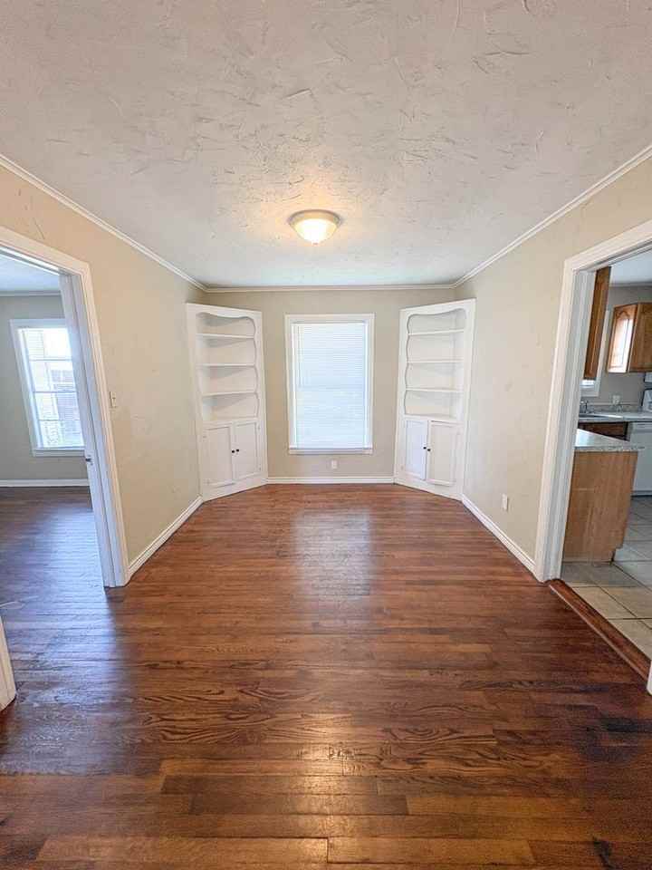 101 E Pirate St - Photo 3 of 12