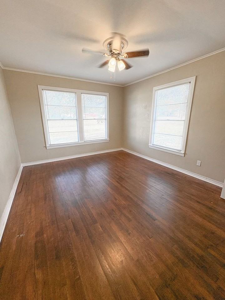 101 E Pirate St - Photo 5 of 12