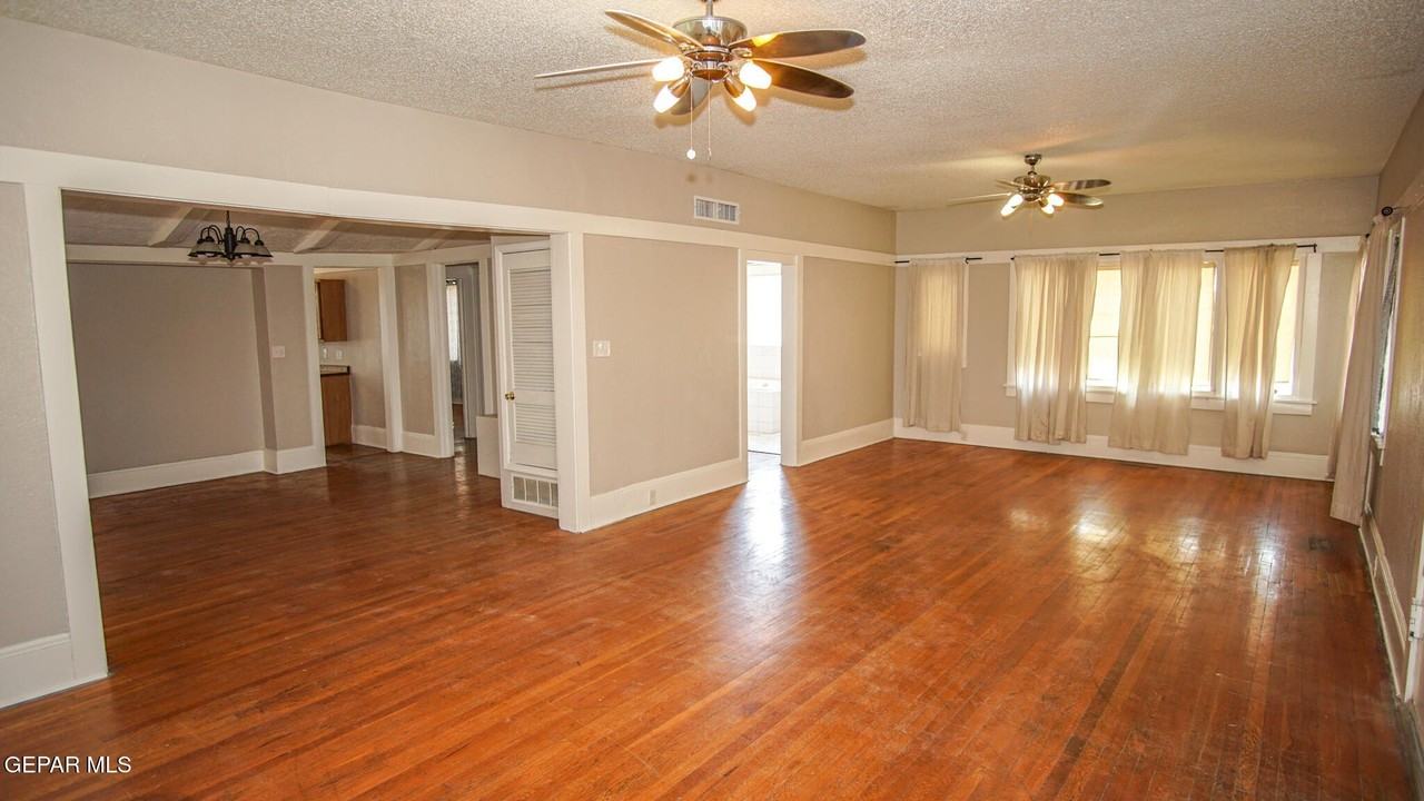 7600 Franklin Dr - Photo 2 of 32