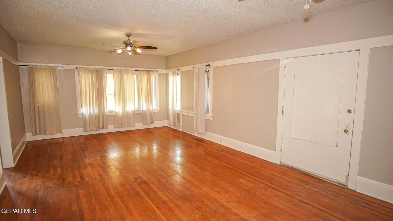 7600 Franklin Dr - Photo 3 of 32