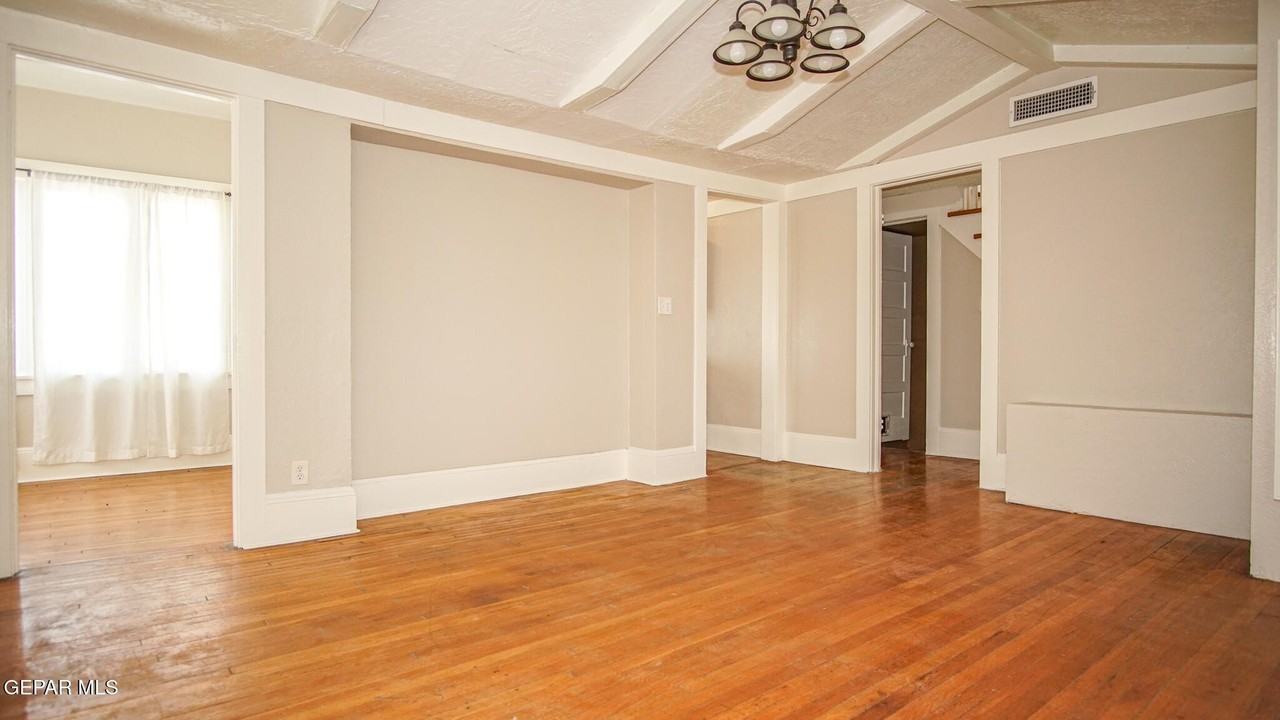 7600 Franklin Dr - Photo 6 of 32