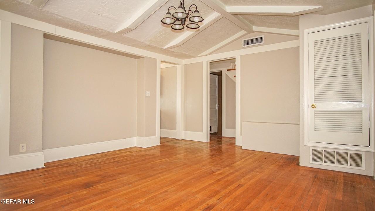 7600 Franklin Dr - Photo 7 of 32