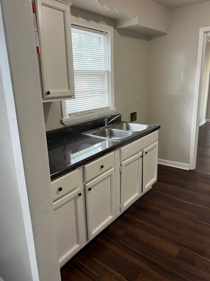 2292 Redwood Ave #1 - Photo 4 of 10