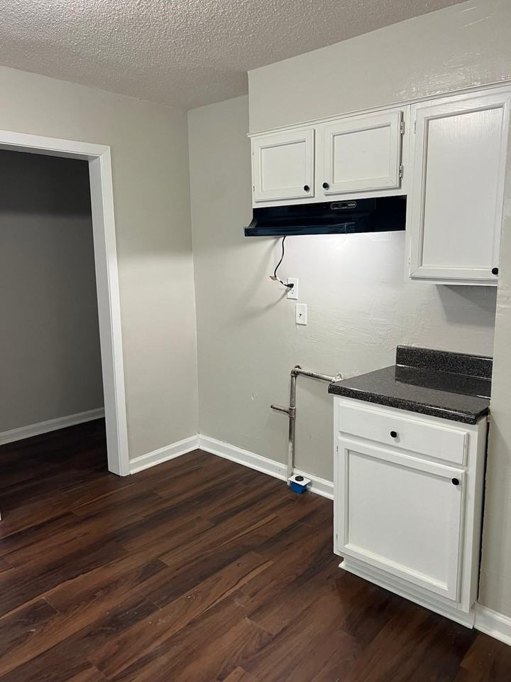 2292 Redwood Ave #1 - Photo 5 of 10