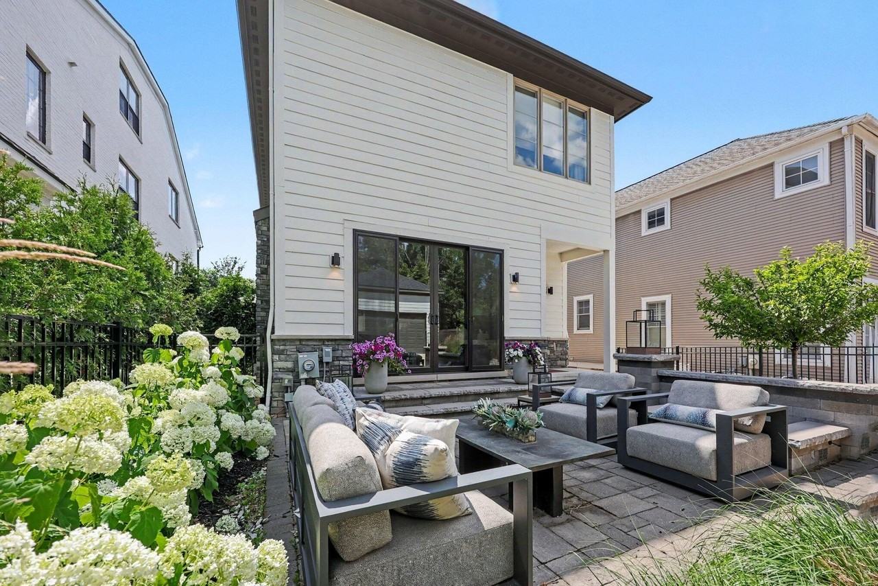 484 Park St - Photo 6 of 50