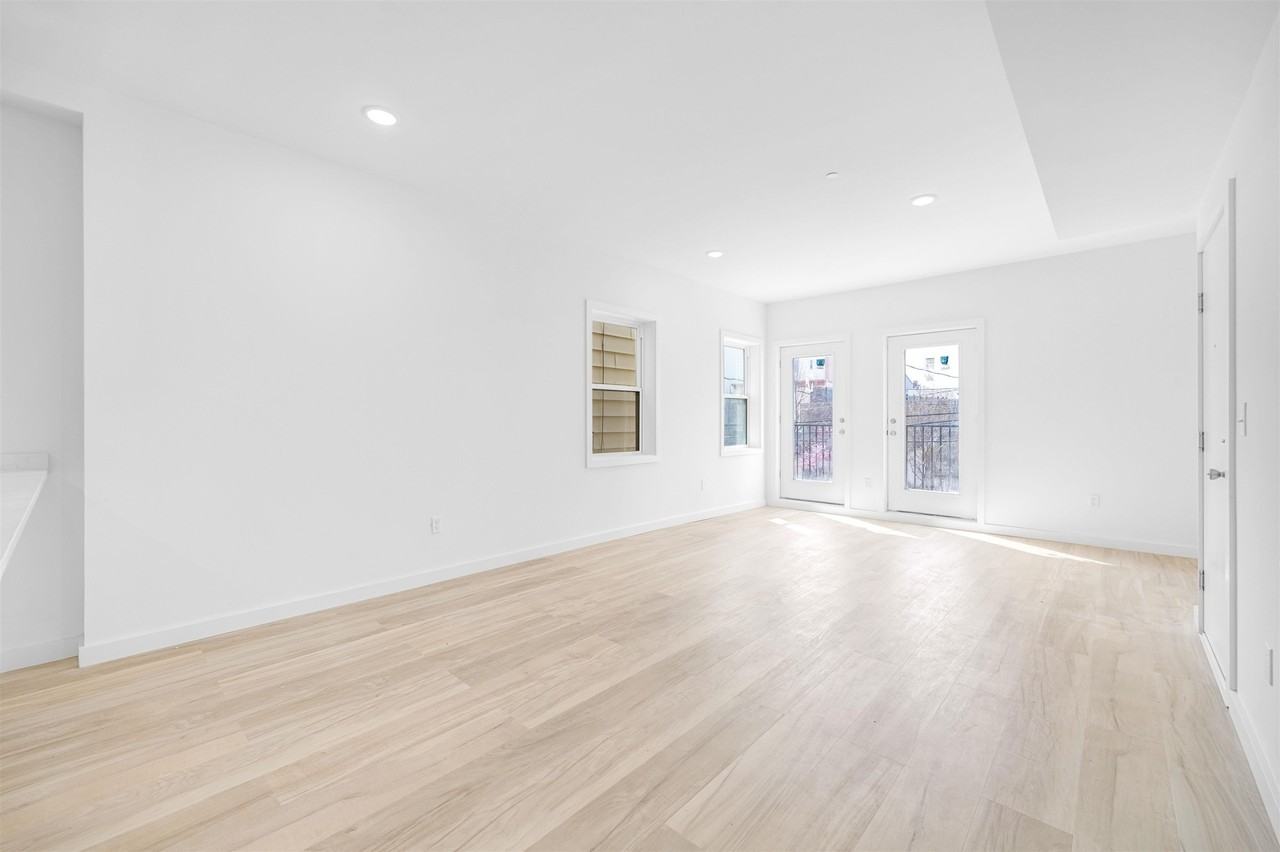 418 11th St #FL3 - Photo 3 of 23