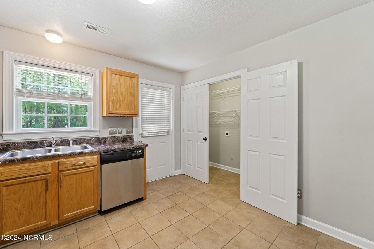 206 Streamwood Dr - Photo 4 of 15