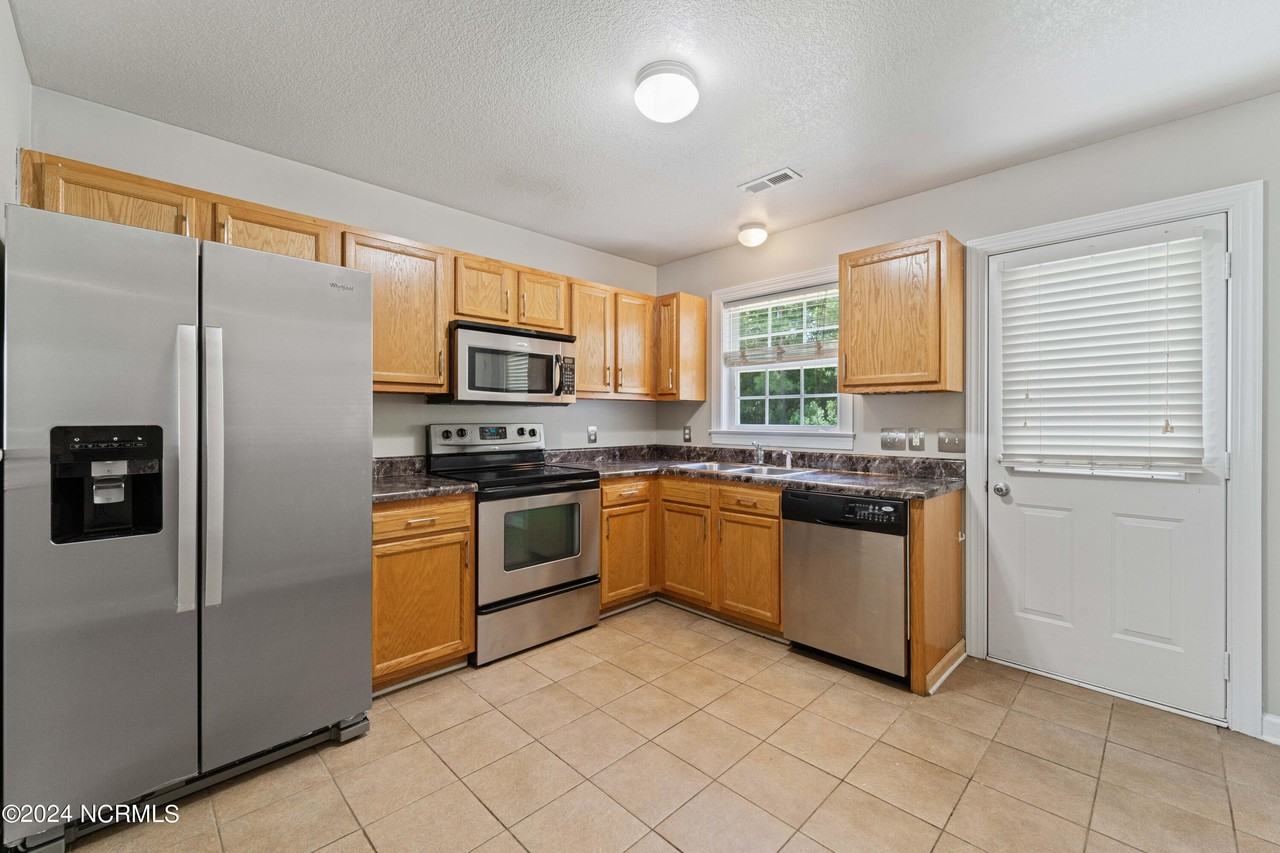 206 Streamwood Dr - Photo 5 of 15