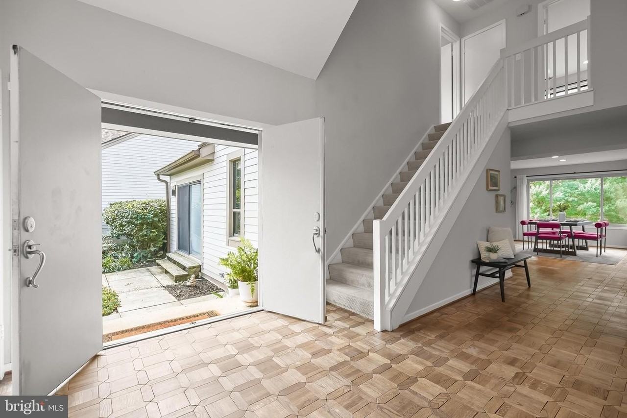 5 Whitebridge Ct - Photo 2 of 50