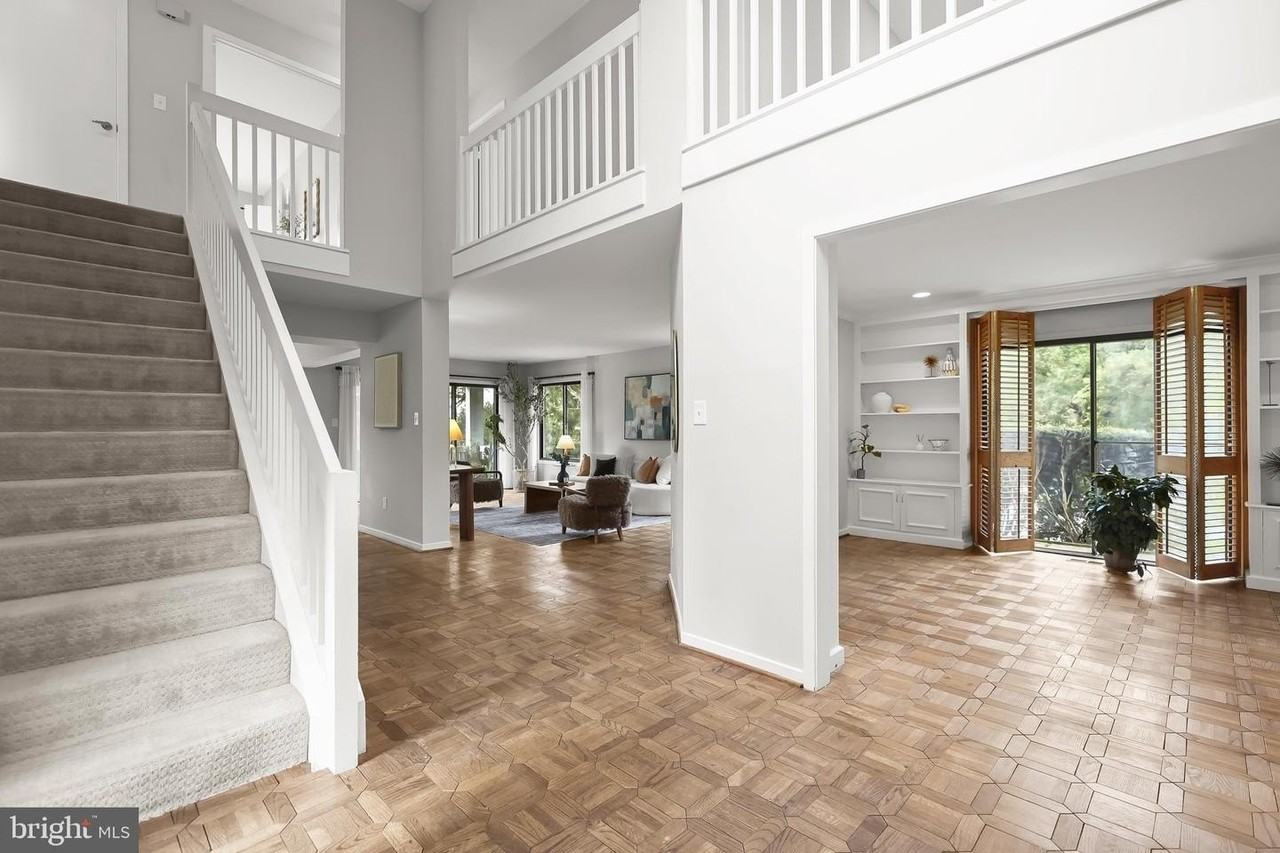 5 Whitebridge Ct - Photo 3 of 50