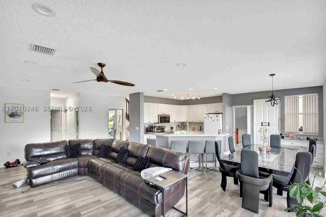 7647 Rockport Cir - Photo 2 of 15