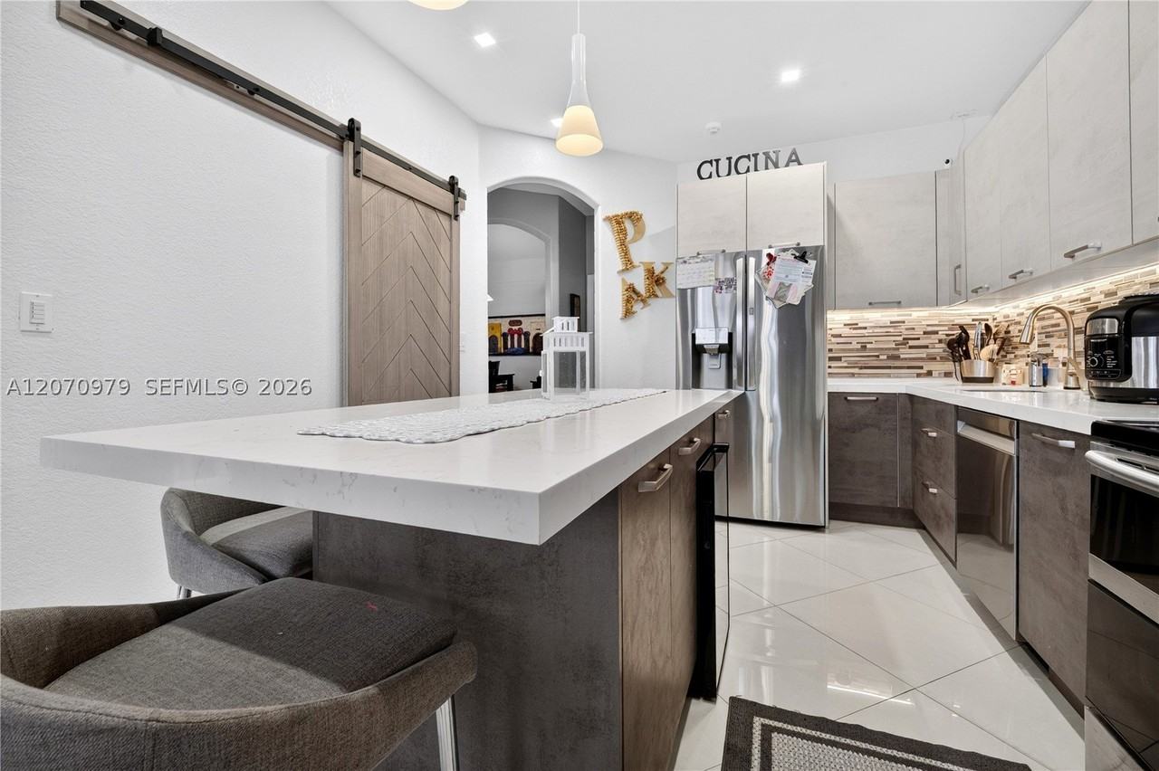 8061 Nw 114th Pl #8061 - Photo 5 of 43