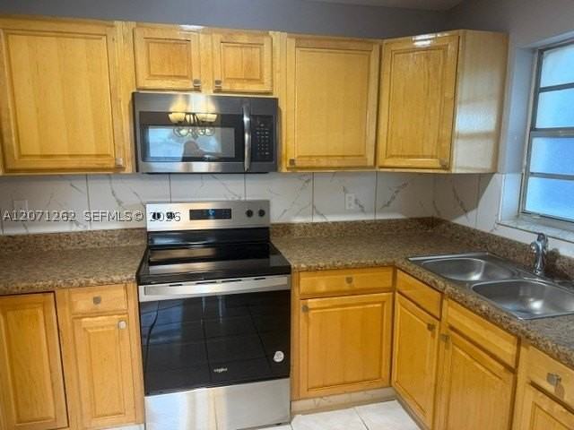 2571 Nw 5th St - Photo 6 of 19
