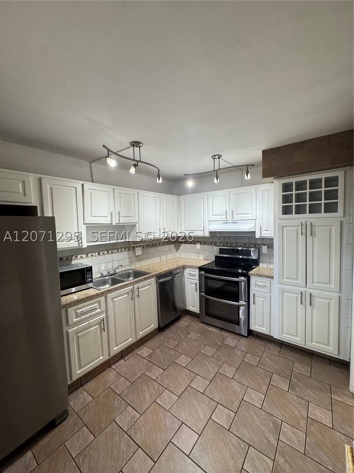 215 Lakeview Dr #105 - Photo 4 of 18