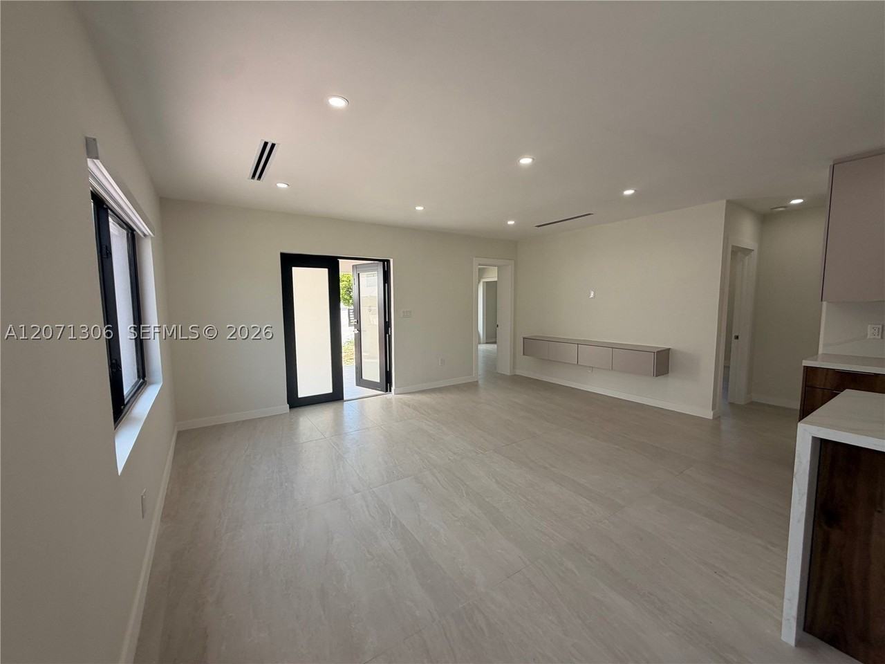3680 Nw 16th St - Photo 7 of 24