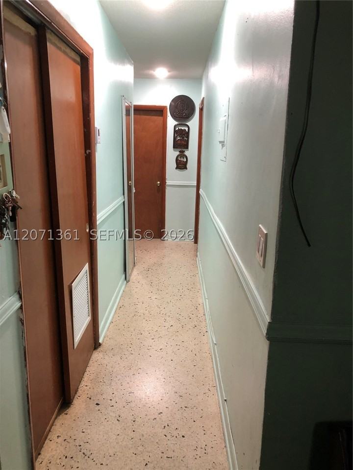 905 Sw 9th Ave #905 - Photo 2 of 5