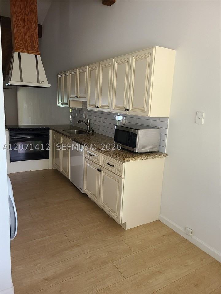 10520 Buttonwood Ave #10520 - Photo 2 of 14