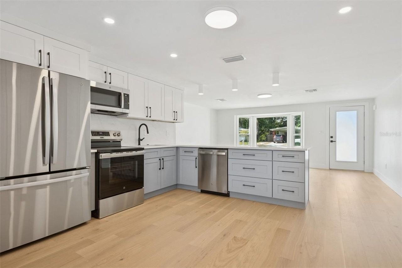 2655 Bay St - Photo 5 of 26
