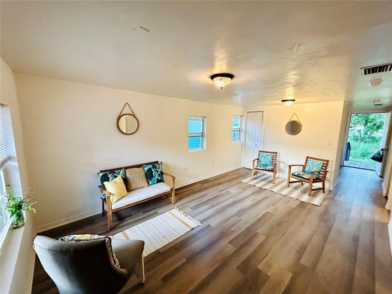 325 Ne 18th St - Photo 4 of 13