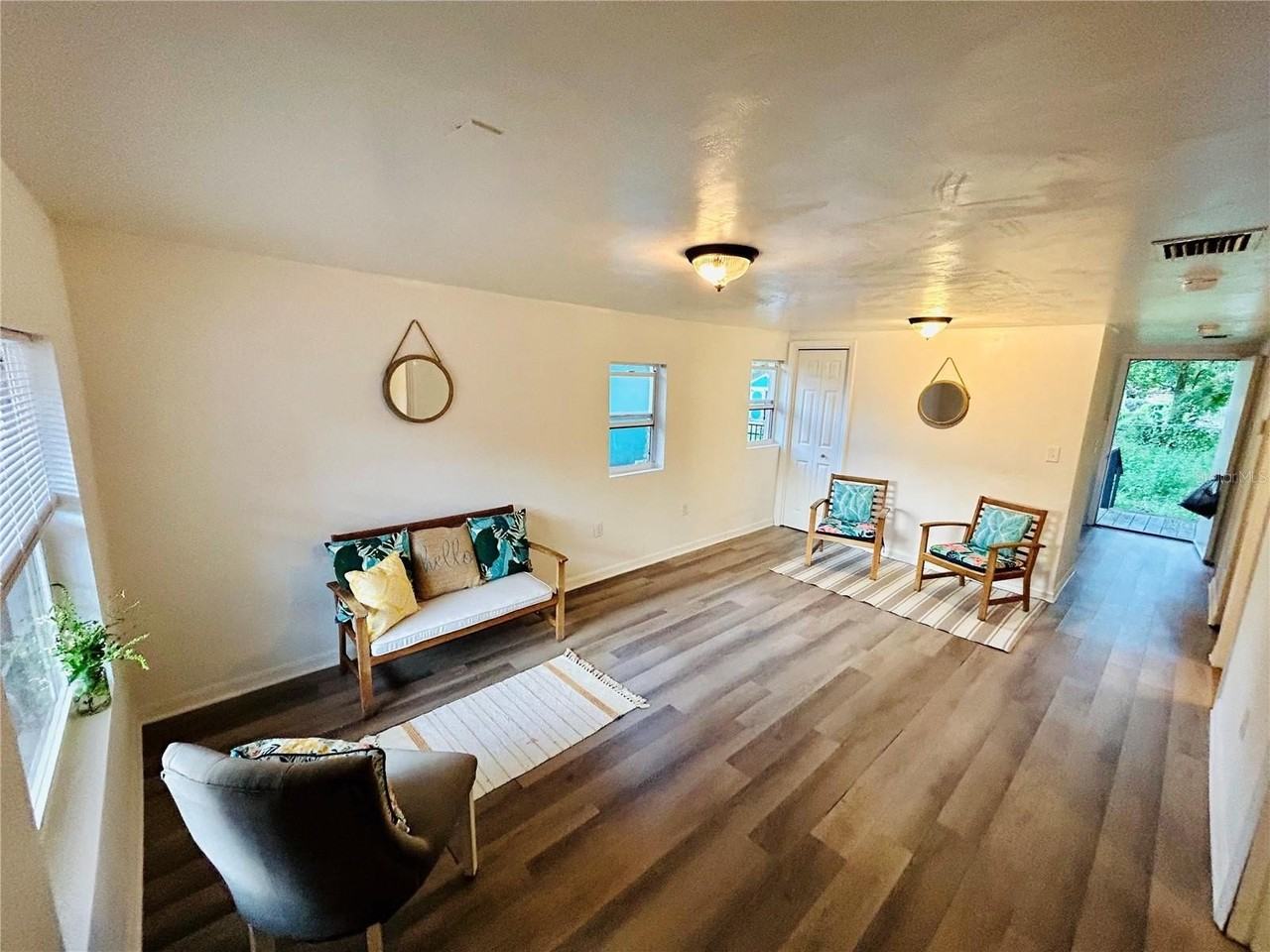 325 Ne 18th St - Photo 5 of 13