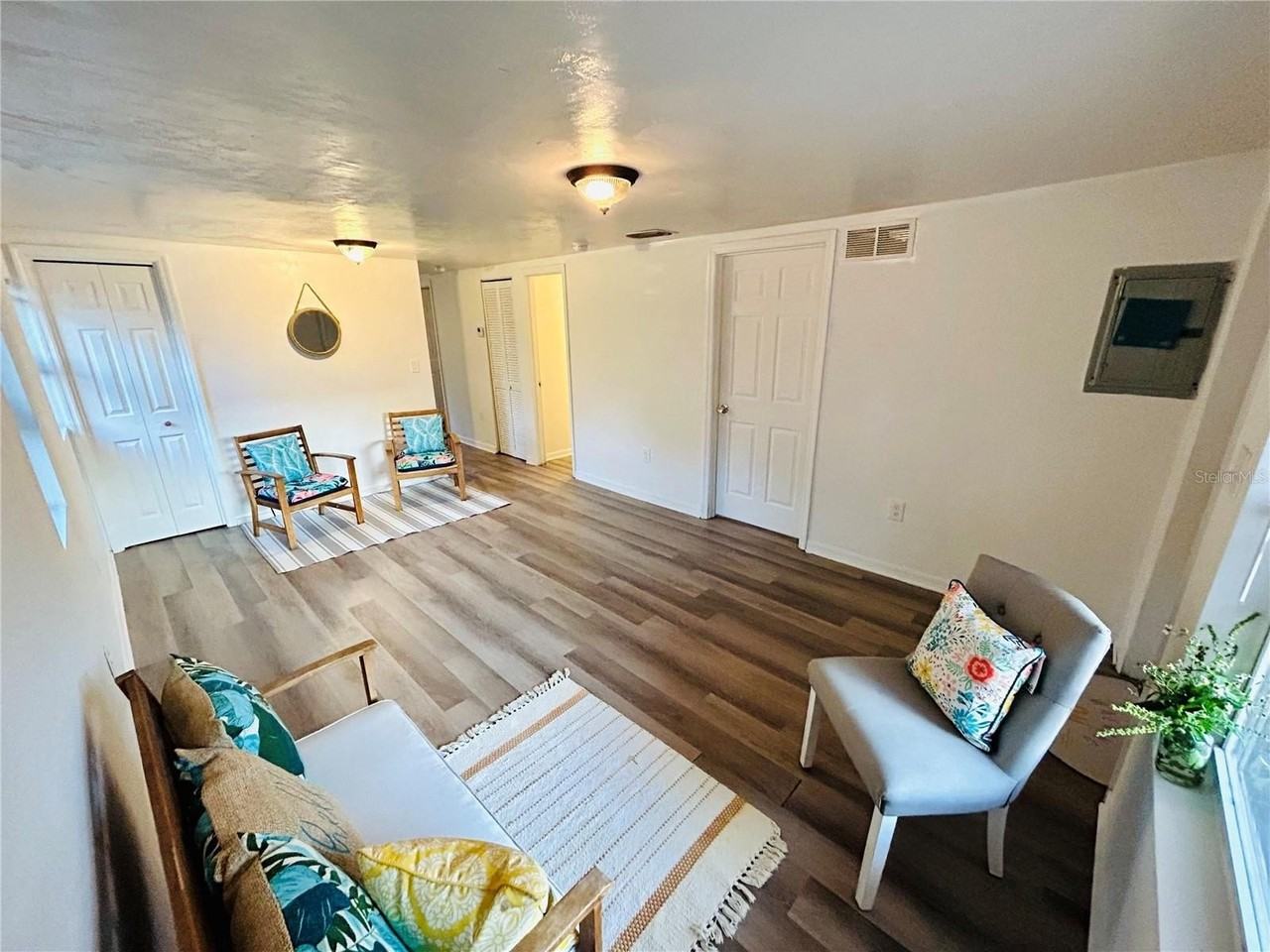 325 Ne 18th St - Photo 6 of 13
