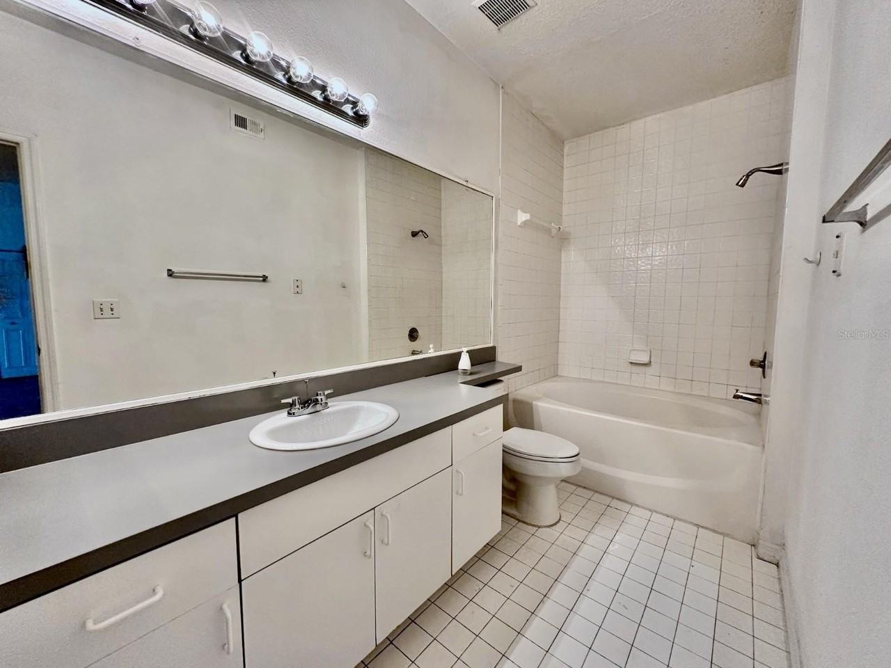 5518 Metrowest Blvd #11-205 - Photo 5 of 12
