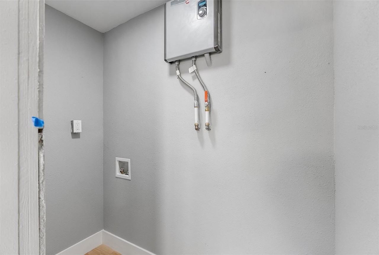 3926 Helena St Ne - Photo 6 of 31