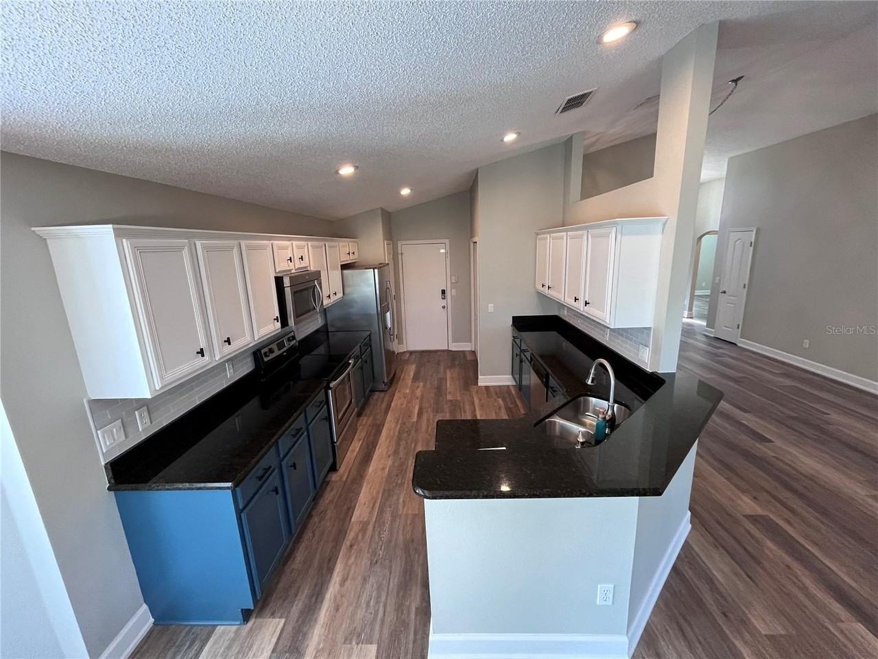 3705 Seminole Dr - Photo 3 of 20