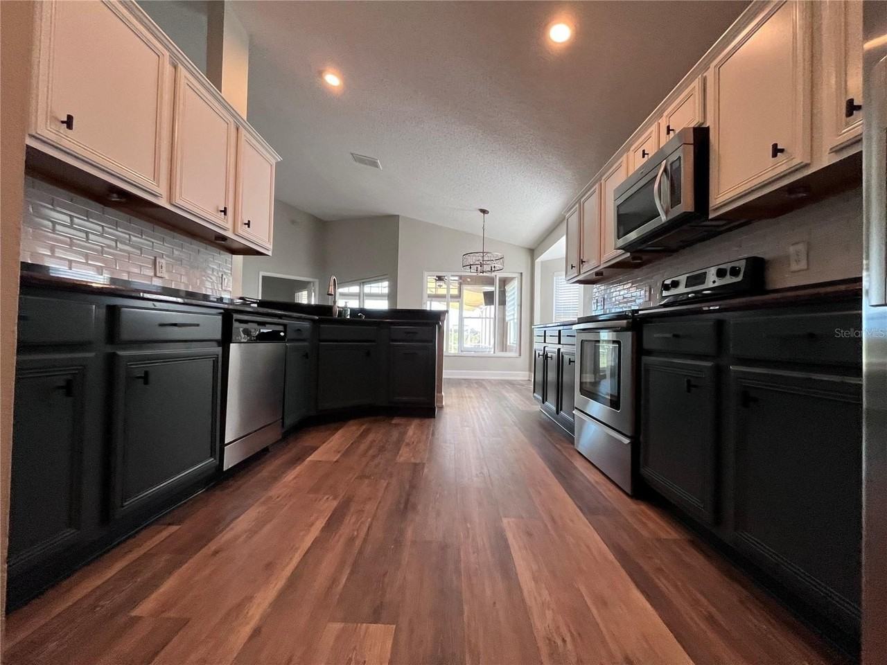 3705 Seminole Dr - Photo 4 of 20
