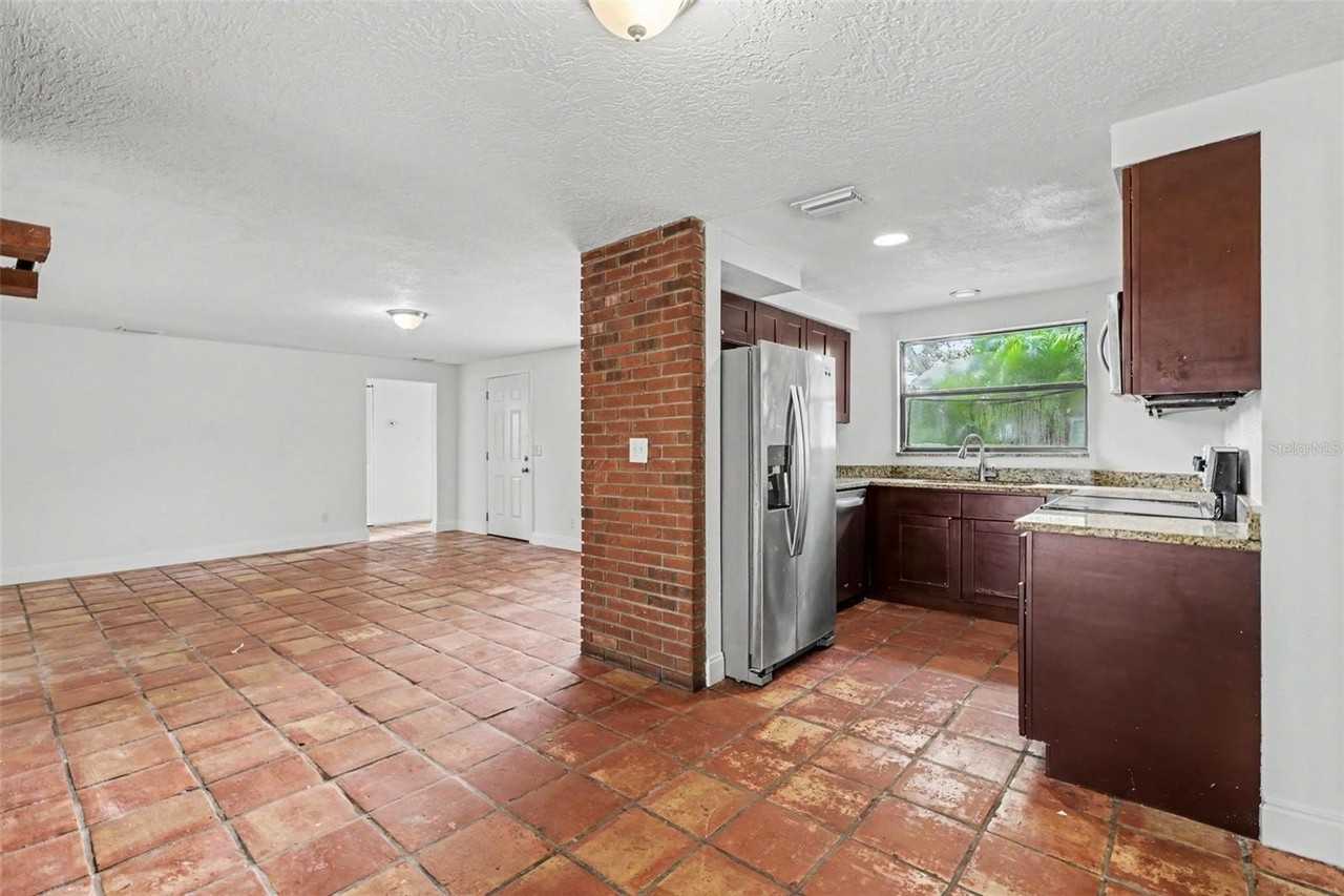 913 Lytle St Sw - Photo 5 of 17