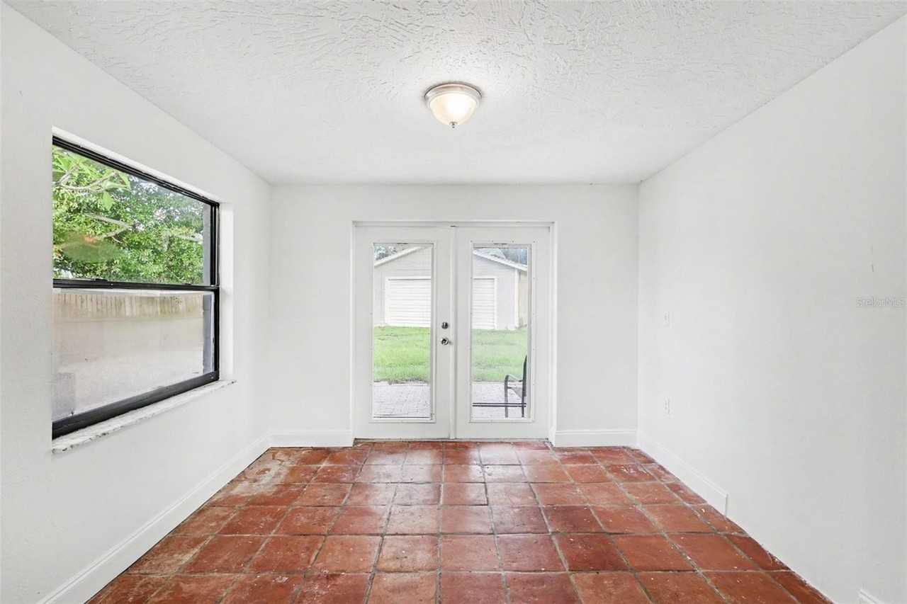 913 Lytle St Sw - Photo 6 of 17